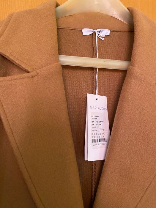 Тънко бежово палто