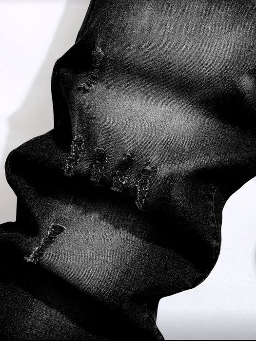 Blugi slim fit rupți pentru bărbați,de culoare neagră.