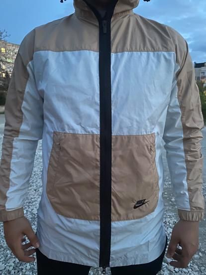 Продавам ветровка чисто нова