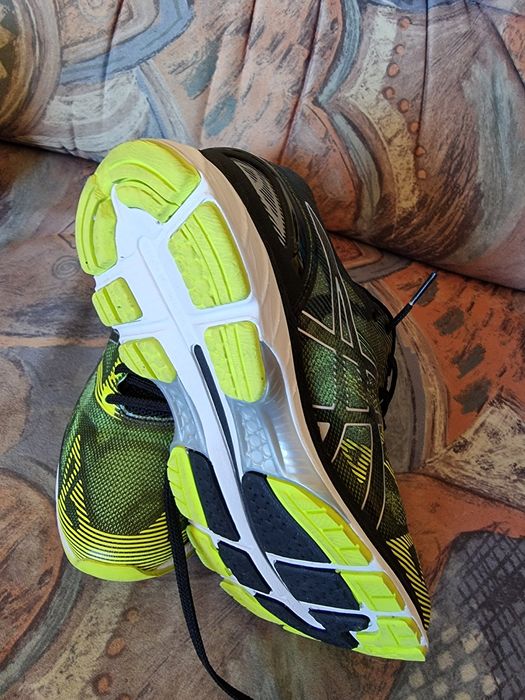 Vând pantofi de sport Asics