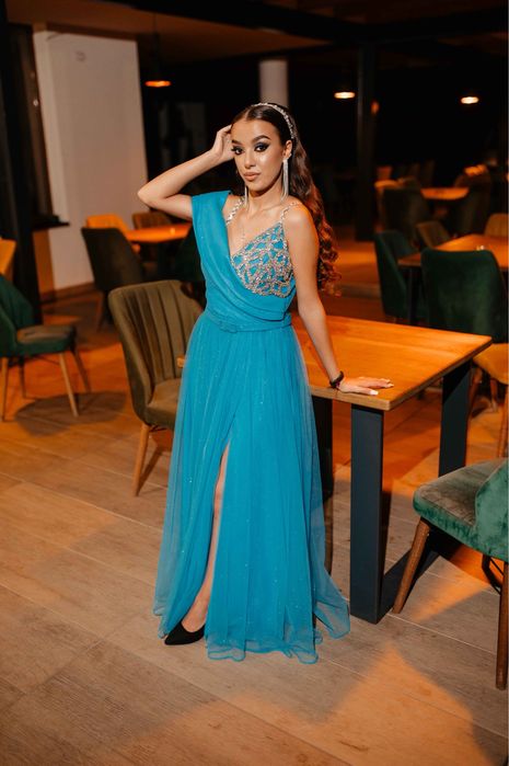 Rochie elegantă de ocazie , purtată o singură dată ,mărime mică , la 1,60 înălțime,mai multe detalii în privat