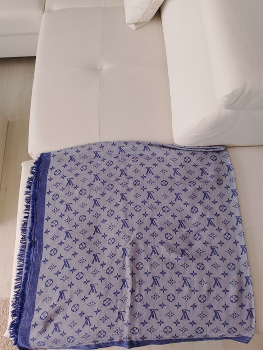 Vând esarfa unisex ,fashion, produs de calitate, produs de import.mate