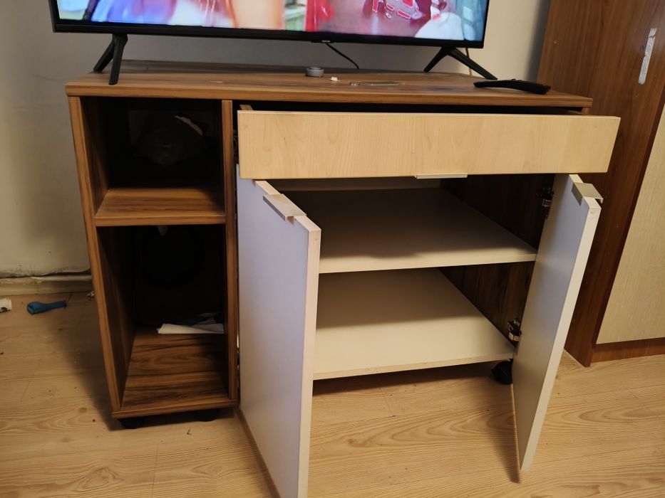 Comoda tv cu sertar și o roți
