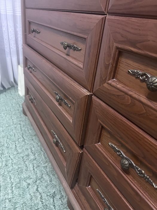 Продам комод, зеркало, тумбочку
