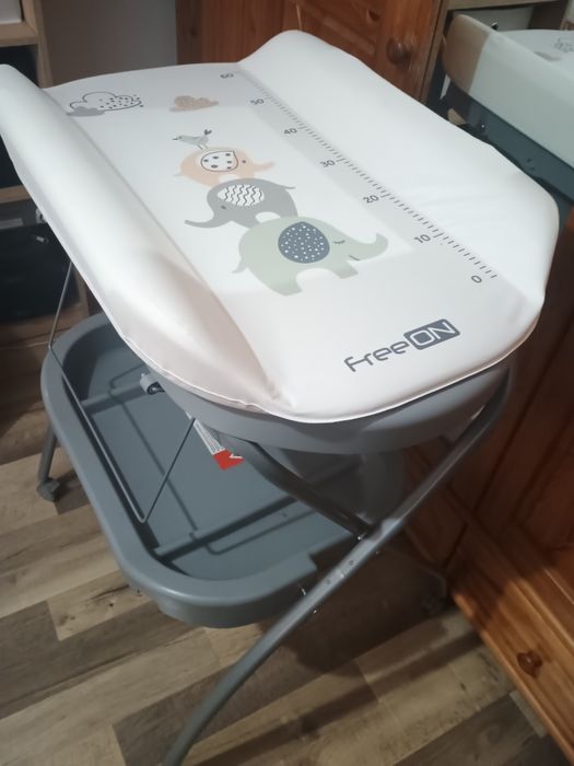 Pătut coș bebe/saltea & Masă infășat cu cadiță