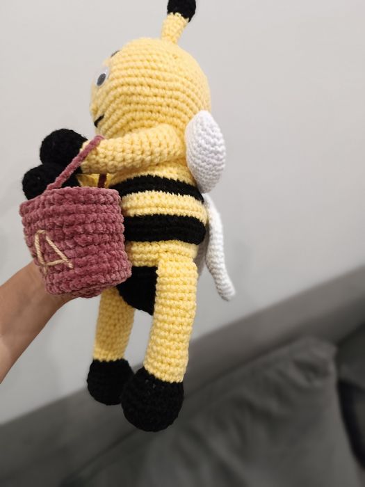 Ръчно плетена пчеличка