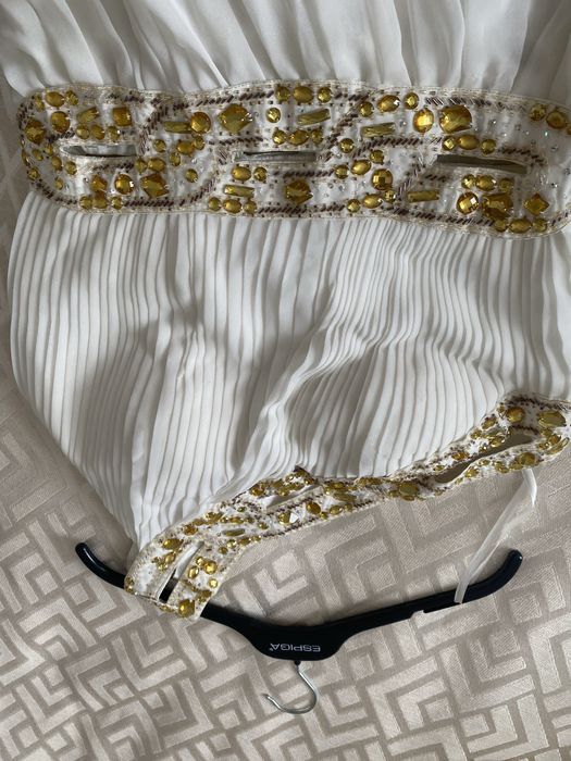 Шифоновое платье с разрезом спереди