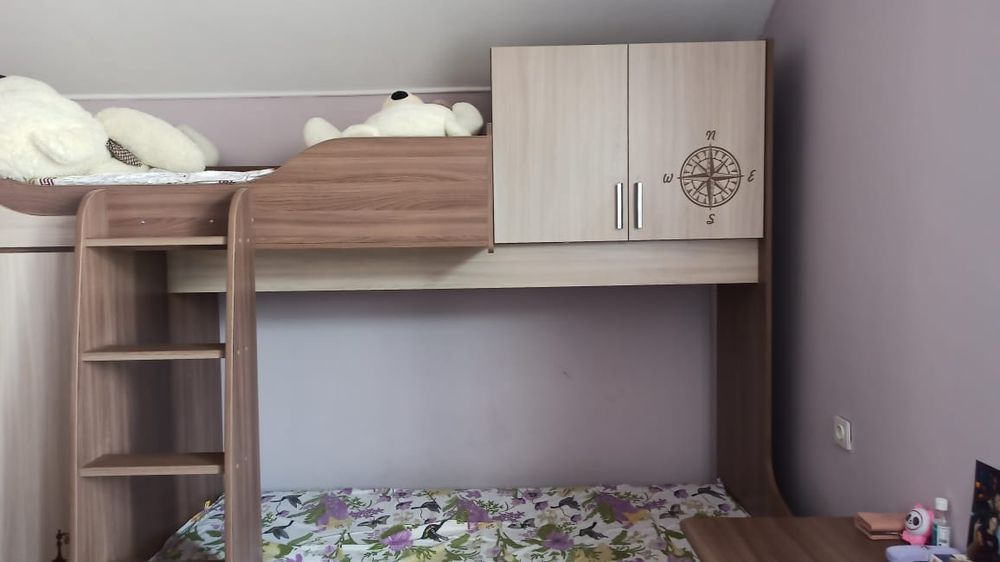 Двухэтажная кровать и стол