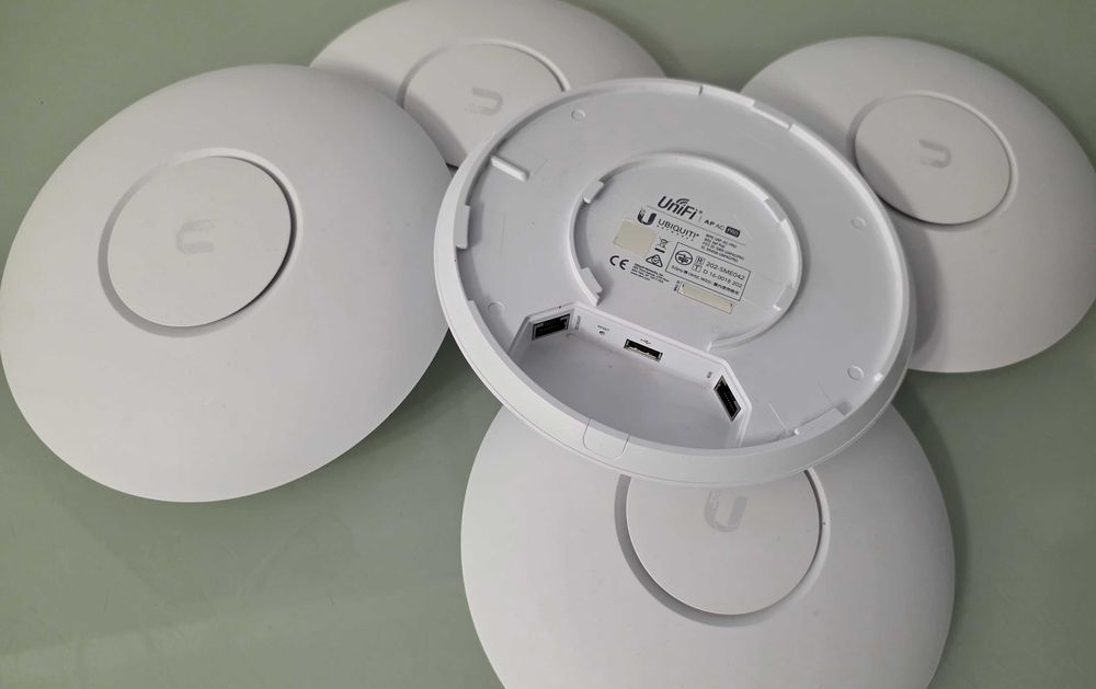 Access Point Ubiquiti UniFi AC Pro, Wi-Fi 2,4 GHz si 5 GHz, UAP-AC-PRO