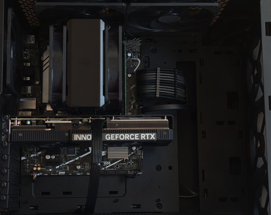 RTX 5070 / i7 13700 / 32GB RAM / 1TB SSD Геймърски Компютър