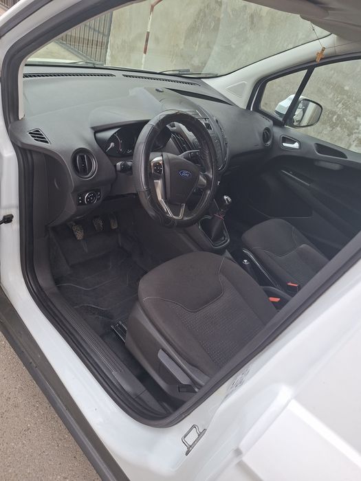 Vand sau schimb cu o masina cu locuri dubita ford courier in stare per