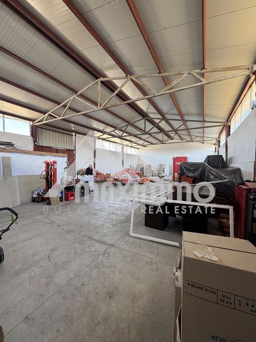 Дава се под наем Склад в Долни чифлик - 519 кв.м за 570 € - Снимка #2
