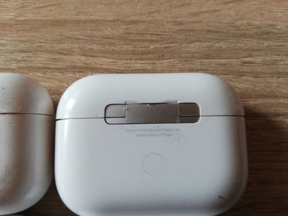 ЛОТ Оригиниали зарядни кутий Apple Airpods 3 за части
