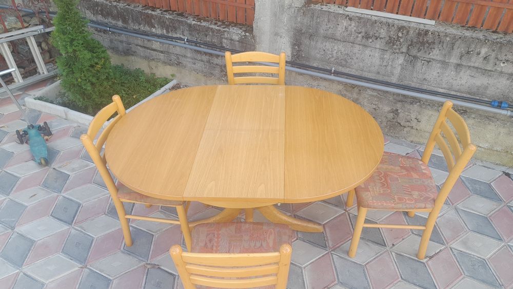 Masa cu 4 scaune extensibila din lemn masiv și pal