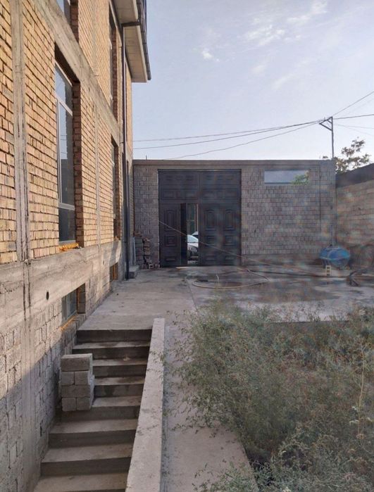 Hovli sotiladi 3 sotiq