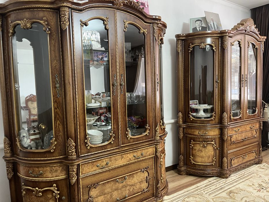 Шкаф, стол со стульями