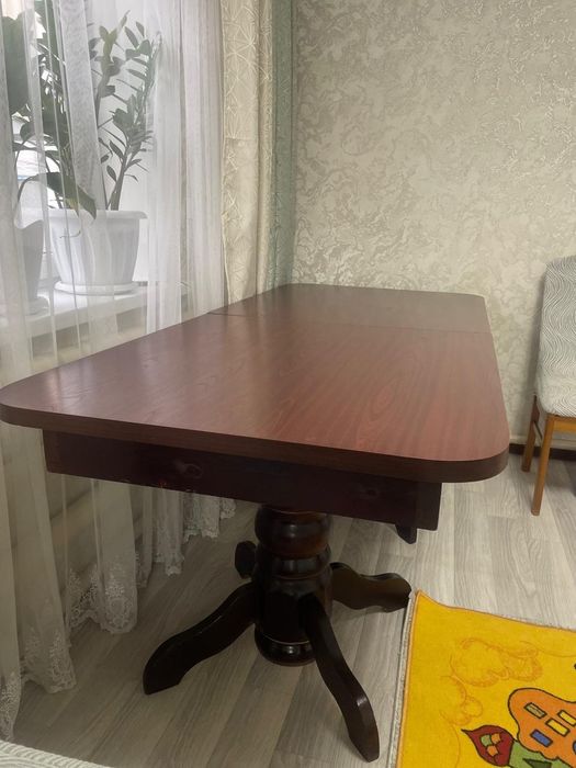 Гостевой стол в хорошем состояний