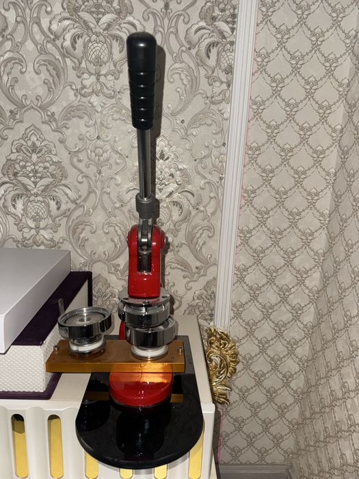 Аппарат для изготовления значков