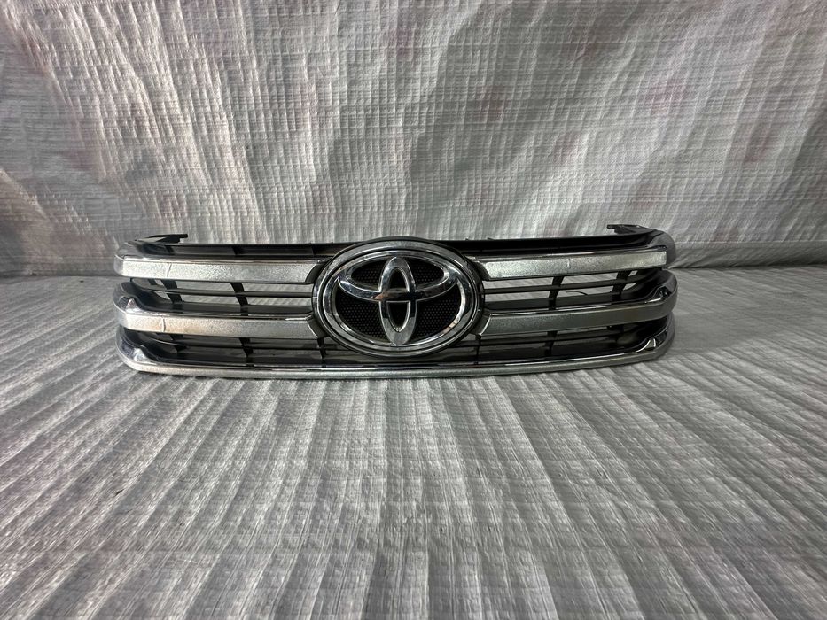 Решётка радиатора Toyota Hilux 15-17 год, оригинал