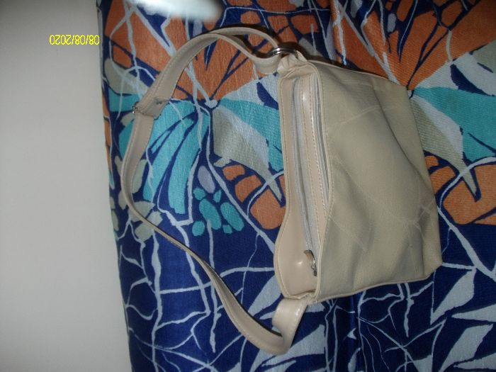 Продавам чисто нова бежова чанта