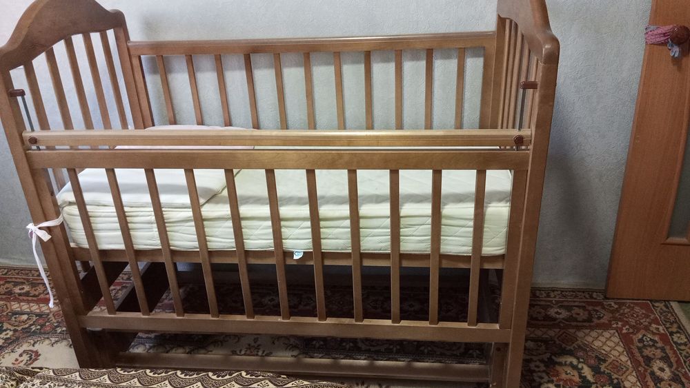 Коляска и кровать продам срочно