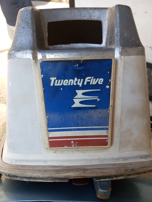 Продавам извън бордов двигател за лодка