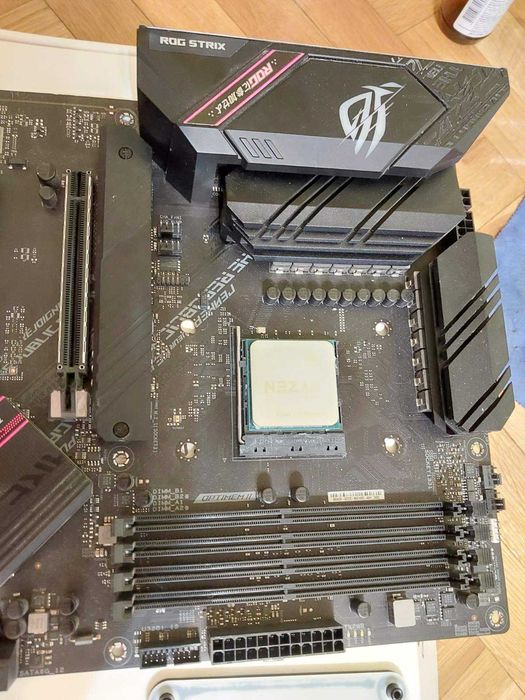 AMD Ryzen 7 5800X + Asus Rog StriX B550-F Gaming
