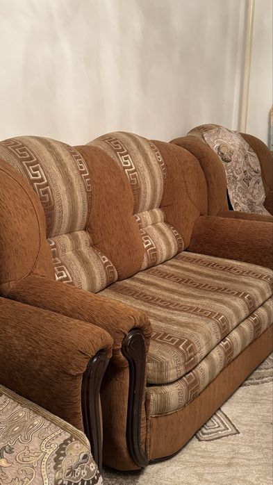 Продаётся диван и 2 кресла