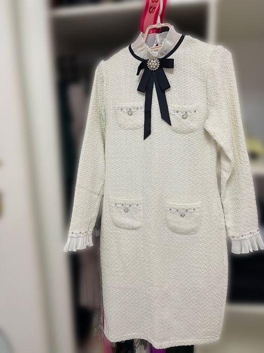 Бяла рокля с брошка