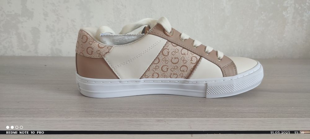 Продам кроссовки