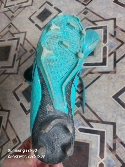 футболный бутси холати ало даражада кам кийилган