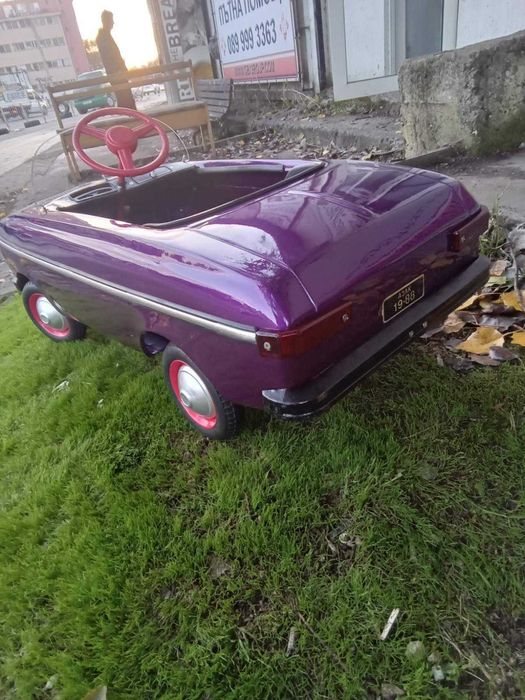 Продавам метална детска ретро кола с педали МОСКВИЧ количка