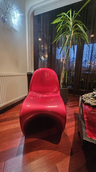 Vând masa rășină si piele,2 scaune Panton Red si 5 scaune de bar