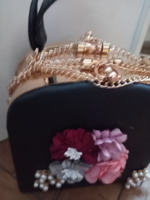 Geanta ocazie specială noua,nepurtarea deloc(am scos-o din pachetul ei pentru a o poza)