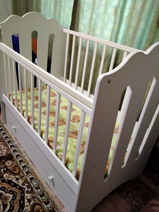 Кроватка детская с маятником