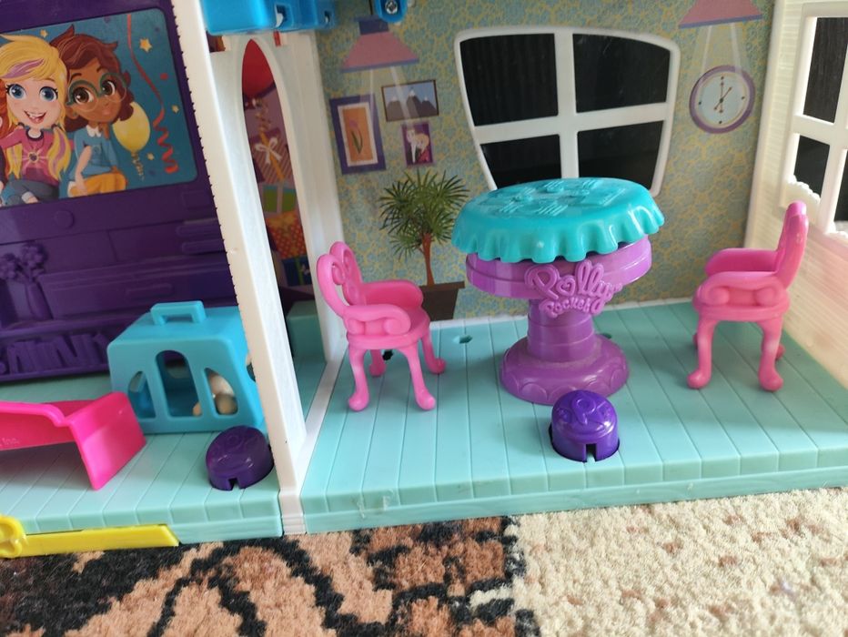 Къща за кукли с пет кукли