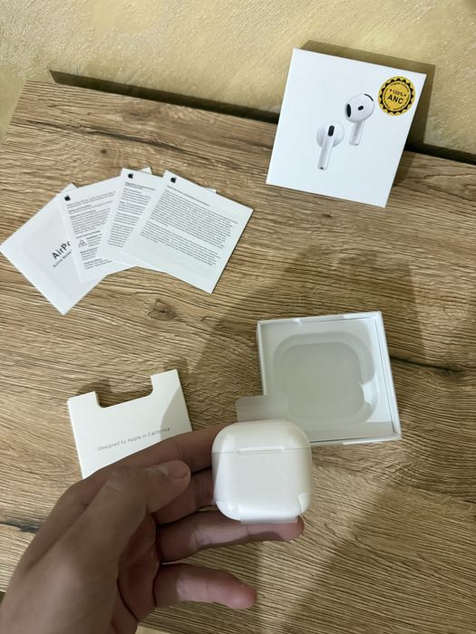 Air Pods 4 originale, cu noise cancelling si incarcare magsafe