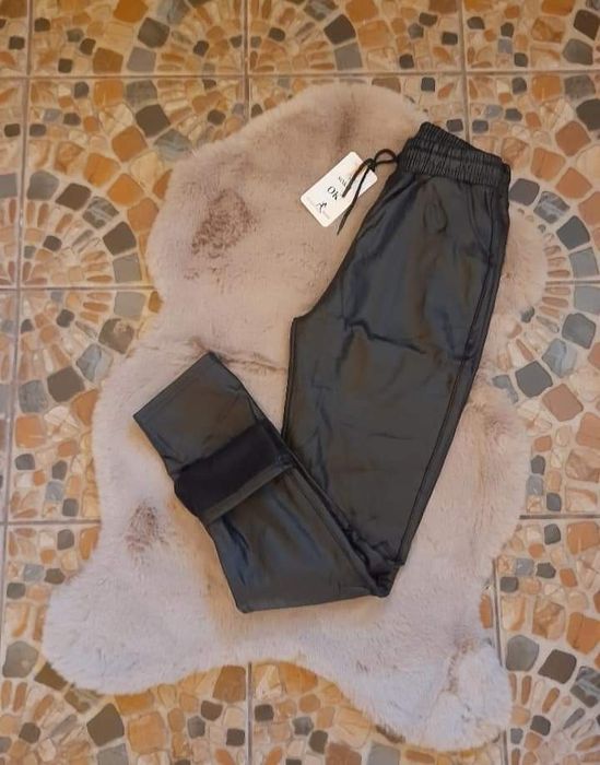 Vând pantaloni imblaniti piele
