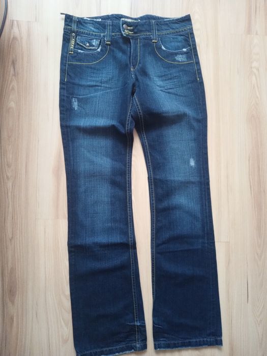 3 Păpuși și castel Pantaloni, jeans, blugi, pantaloni scurți