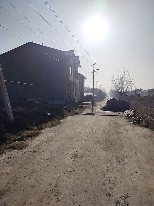 Хасанбой, 7.7 сот. Постдан 2.4 км ичкарига. Тинч махалла.