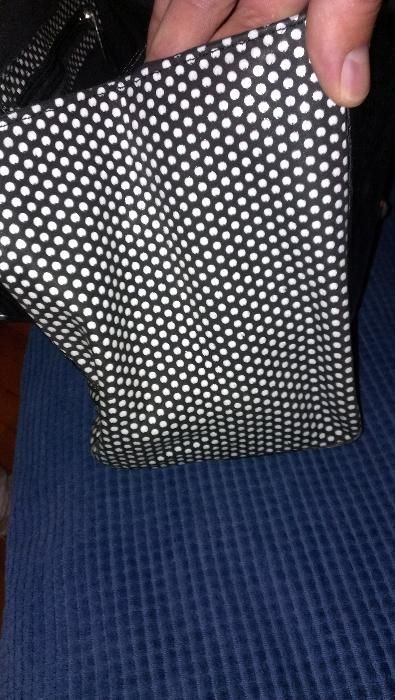 Дамска кожена чанта на черни и бели точки