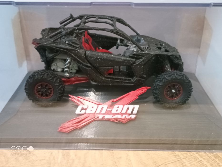 Модел в мащаб на can am Maverick X3