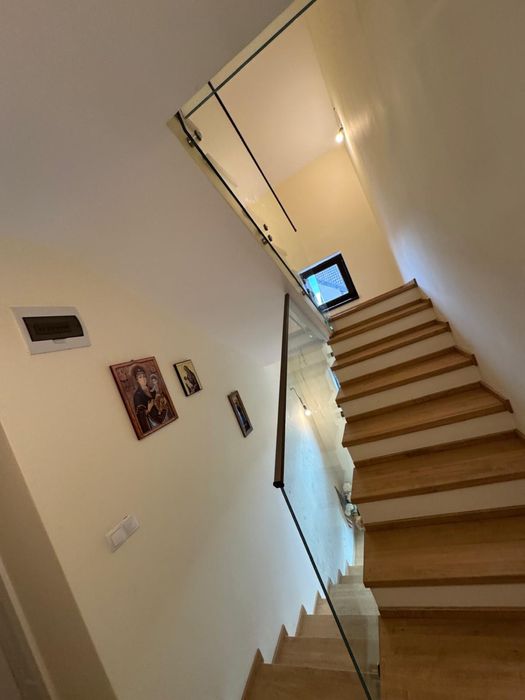 Balustrada din sticla securizata fixata lateral in conectori