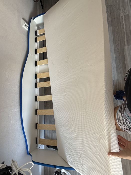 Детская кровать машина