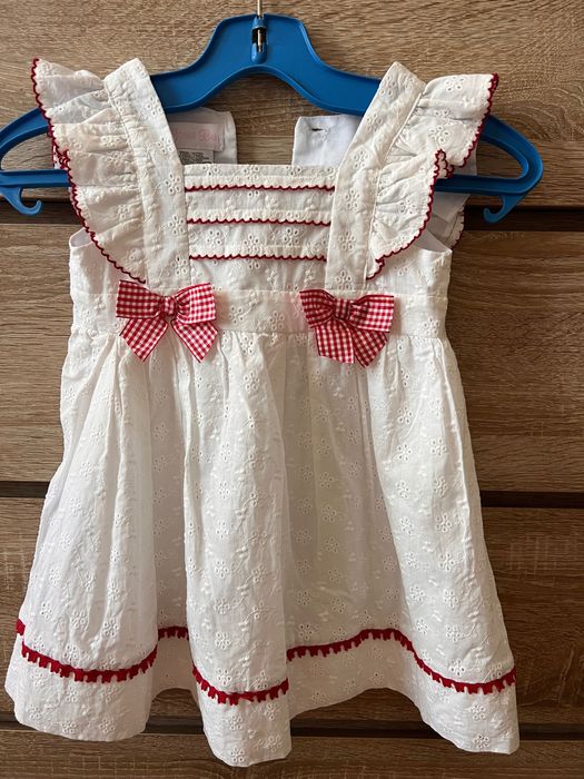 Продавам 2  рокли и гащеризон - 92 р-р и подарявам 2 рокли