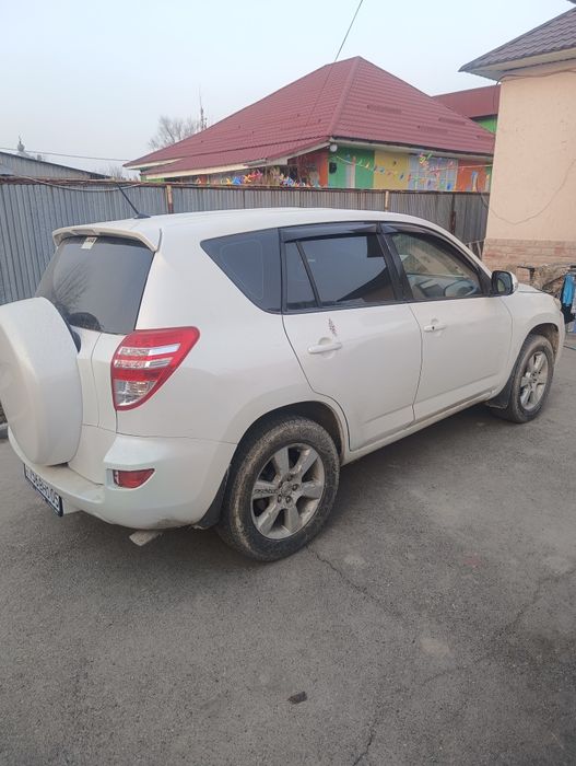 Тойота Рав 4 2011 года