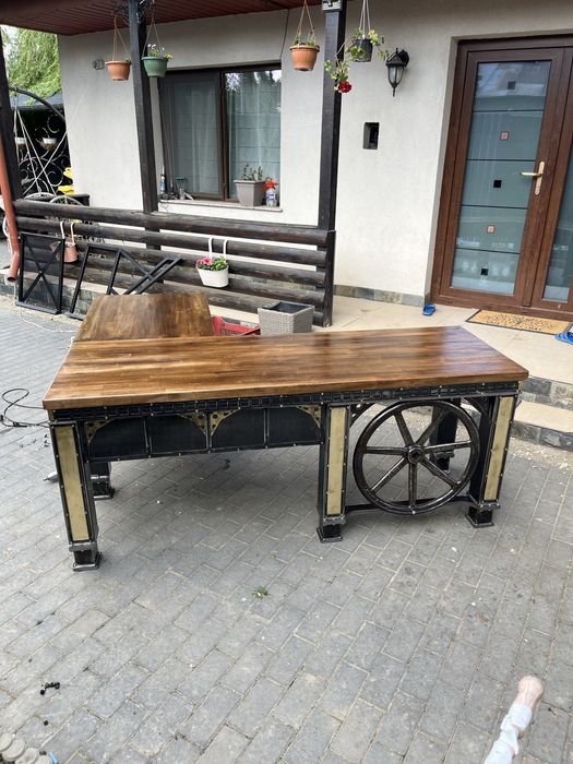 Rafturi/ birouri/ receptii stil industrial, fier/lemn natural.