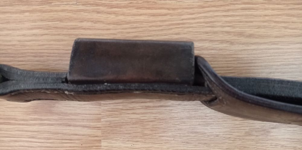 Accesorii ecvestre din piele masivă lucrate manual.