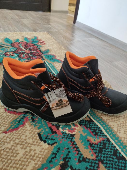 Продам рабочие ботинки( спец.обувь)