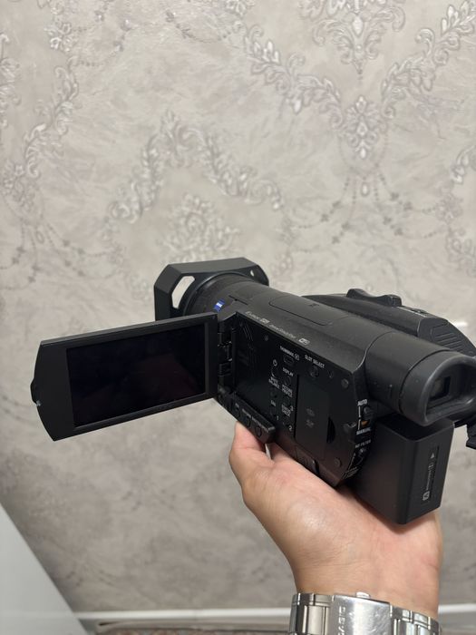 Видеокамера Sony FDR-AX700 4K